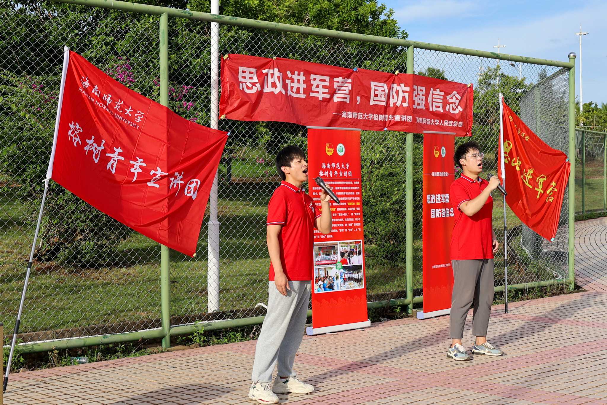 宣讲员郑亮、胡赛洋演唱歌曲《祖国不会忘记》.JPG